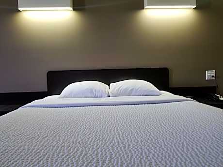 Deluxe Queen Room - Non-Smoking