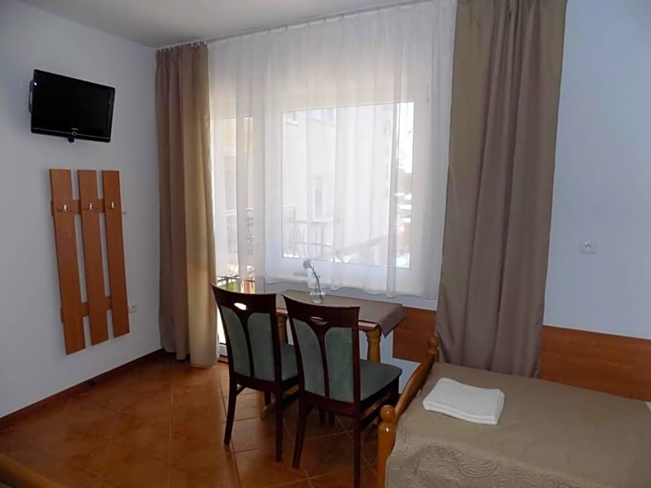 Pokoje Gościnne u MARCINA- sala zabaw, basen, melex, rowery, grill, mini dmuchaniec