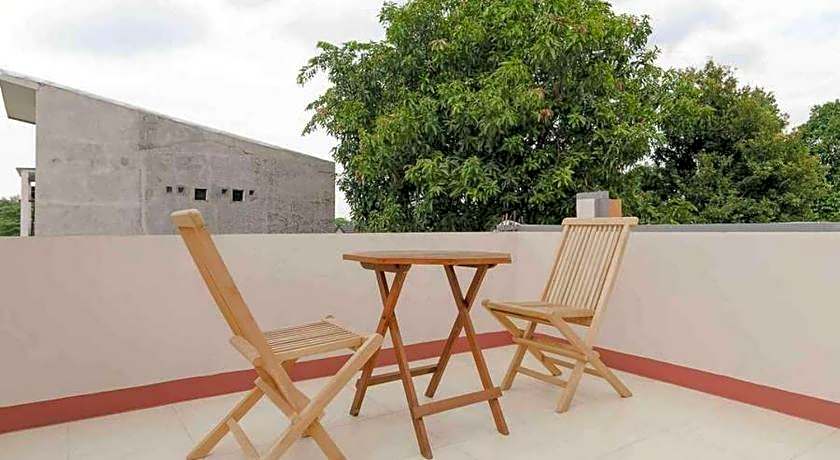 RedDoorz Syariah near Kota Cinema Mall Jatiasih