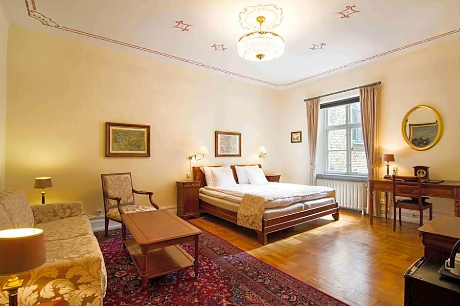Photo 1 of 4 of Quadruple Room