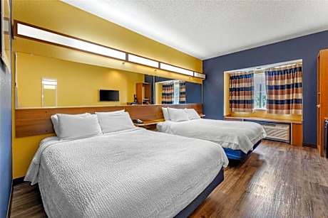 Queen Room with Two Queen Beds and Bath Tub - Disability Access