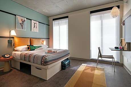 Corner Queen - 236 sq. Ft, Guest room, 1 Queen, Corner room (Mobility &amp; Hearing Accessible w/ Roll-in Shower)