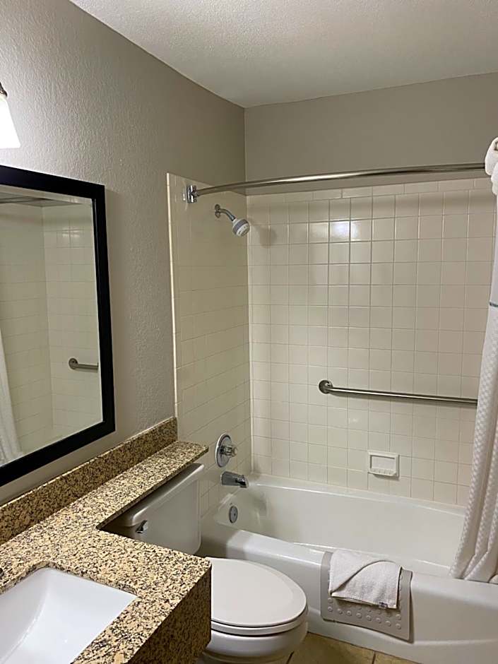 Days Inn & Suites by Wyndham Des Moines Airport