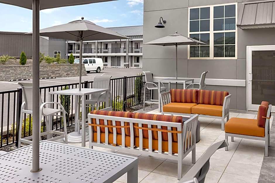Days Inn & Suites by Wyndham Bowling Green