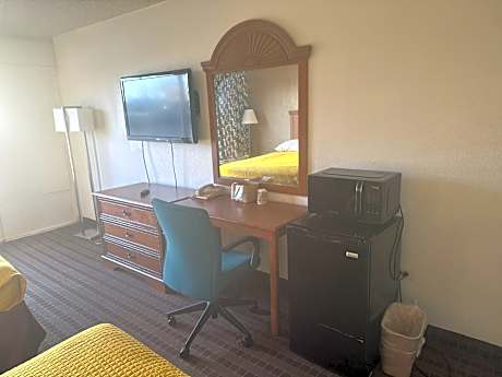 Queen Room with Two Queen Beds - Smoking