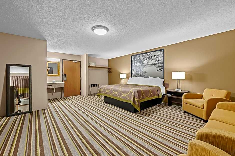 Super 8 by Wyndham Blue Earth