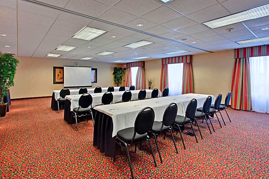 Holiday Inn Express Airdrie By IHG