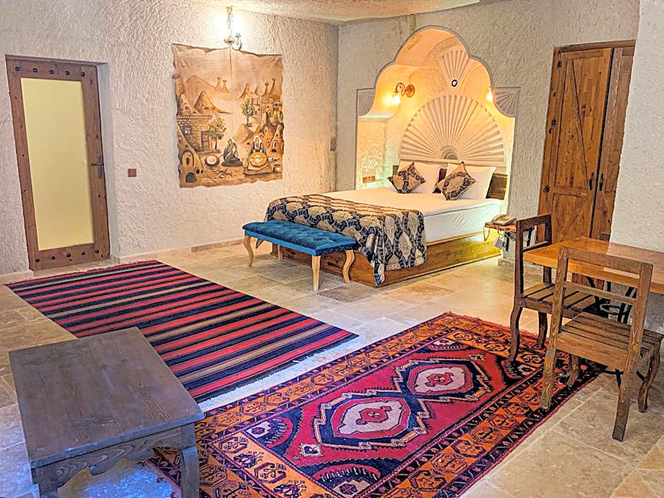 Risus Cave Suites