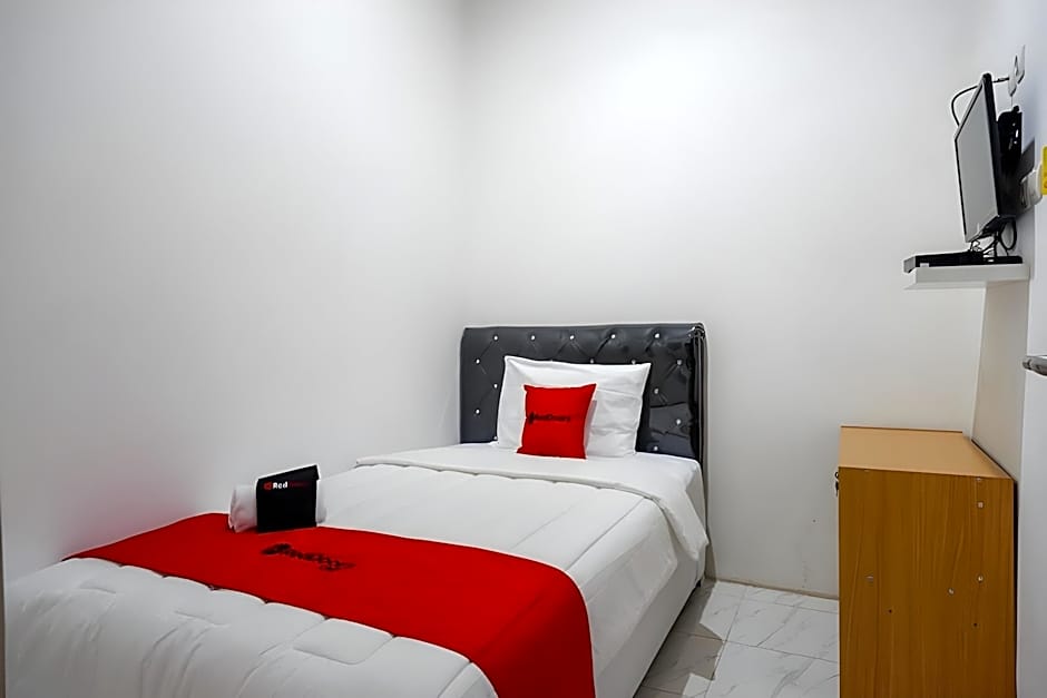 RedDoorz Hostel near Kota Lama Semarang