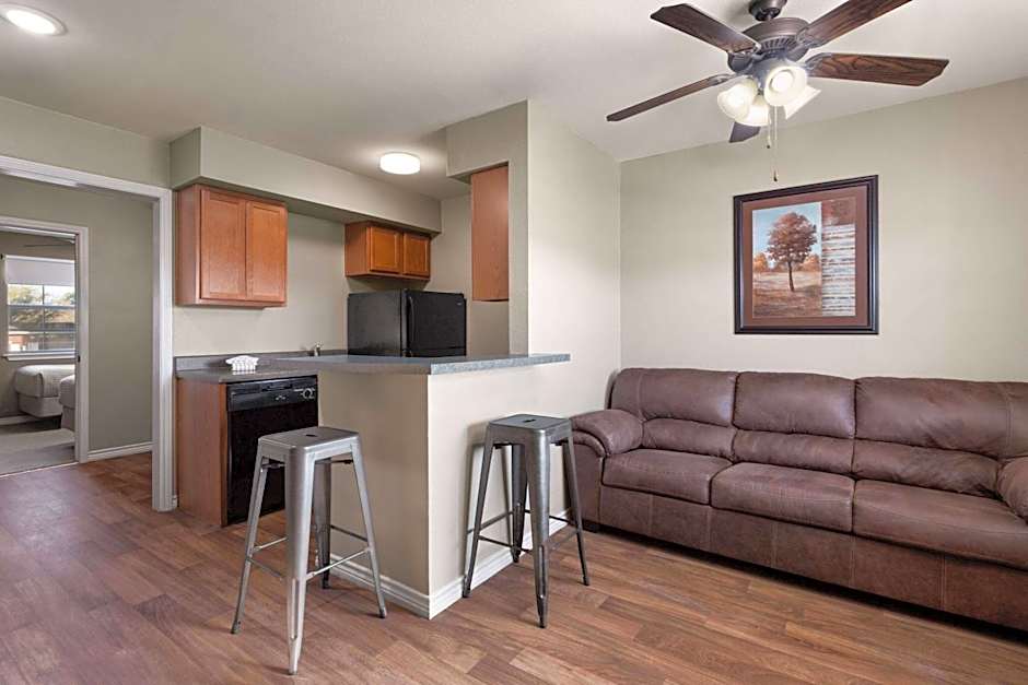 Eagle's Den Suites Kenedy a Travelodge by Wyndham