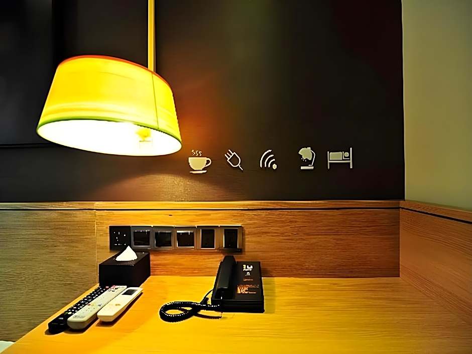 IU Hotel Zhengzhou Xinzheng Sias International University Branch