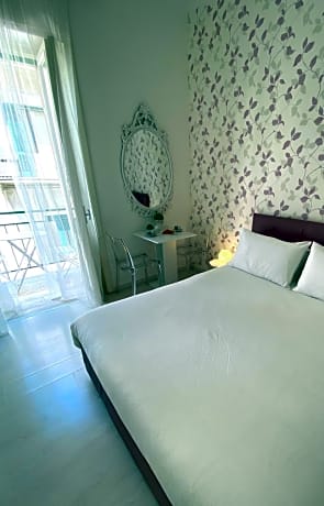 Deluxe, Balcony