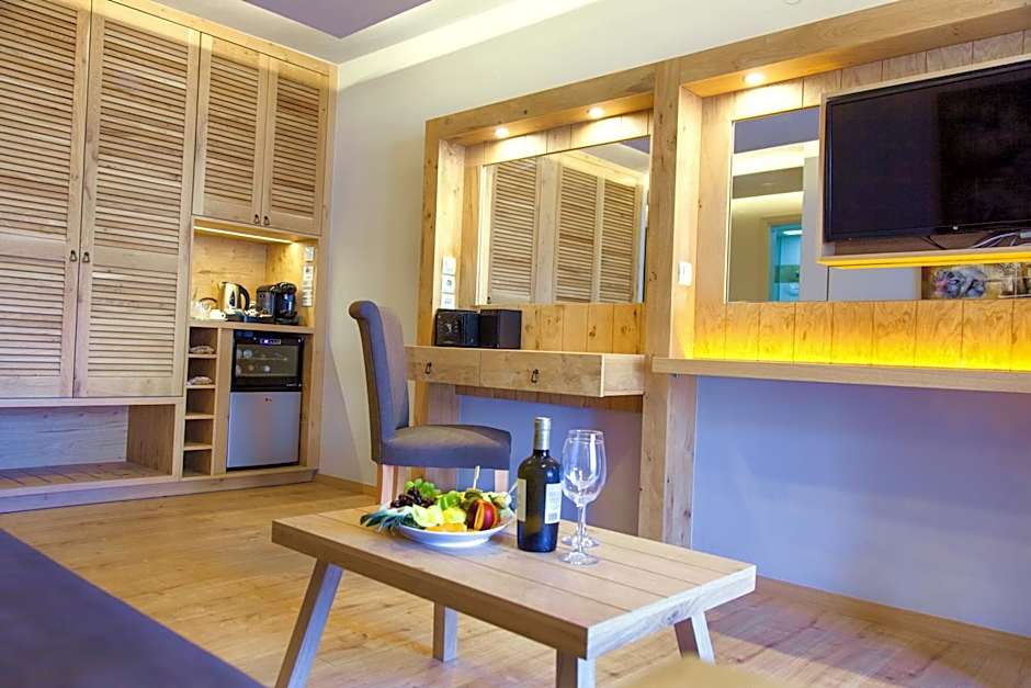 Elmi Beach Hotel & Suites