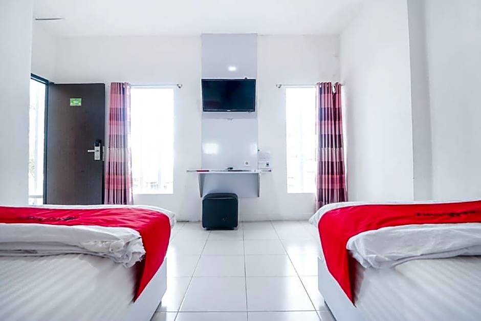 RedDoorz near Terminal Batu Ampar