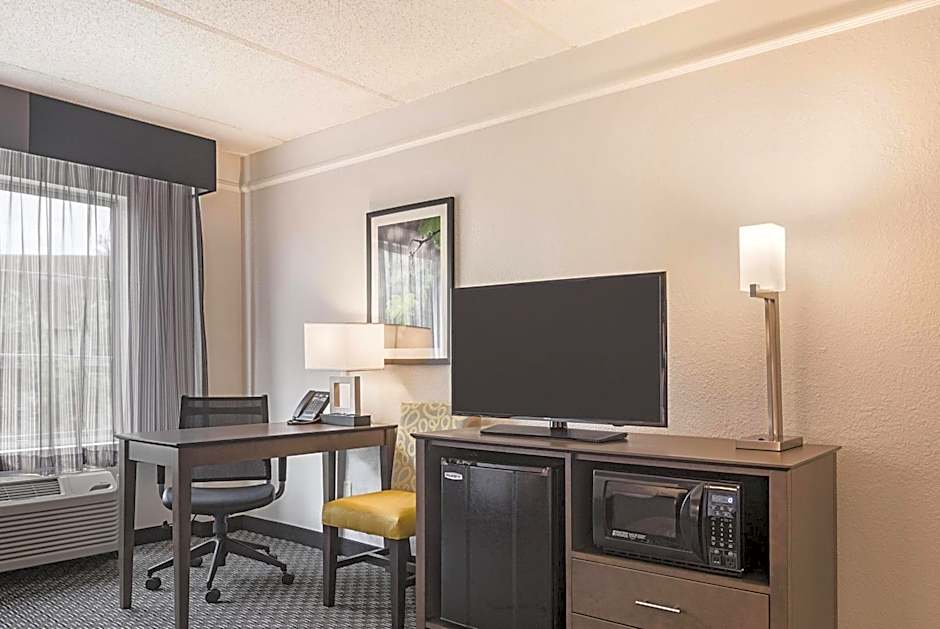 La Quinta Inn & Suites by Wyndham Atlanta Perimeter Medical Center