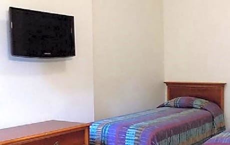 3 TWIN SIZED BEDS shared bathroom