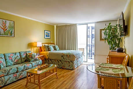 Tropical Studios at Marine Surf Waikiki - FREE PARKING - BEST LOCATION - FULL KITCHEN - SWIMMING POOL