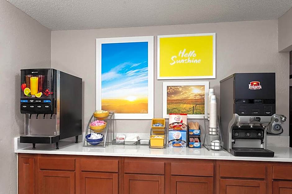 Days Inn & Suites by Wyndham Kaukauna WI