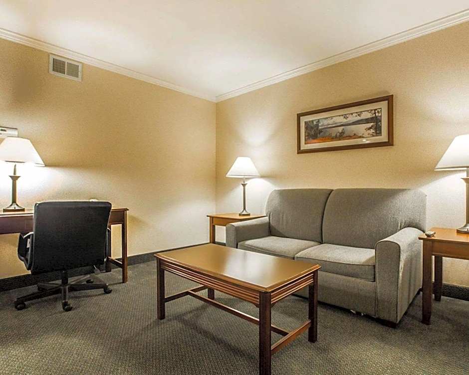 Clarion Inn & Suites At The Outlets Of Lake George