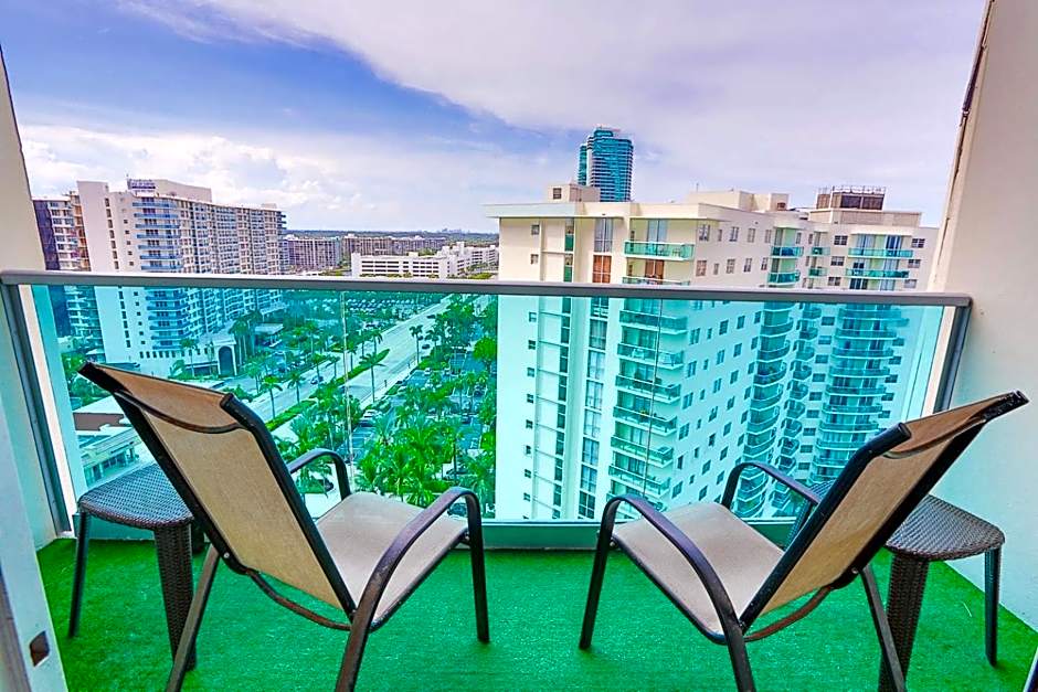 Beautiful penthouse condo with stunning views of both ocean and city