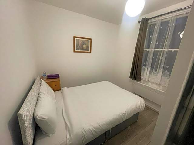 London Budget Bliss, London W12, white city, shepherd's bush market