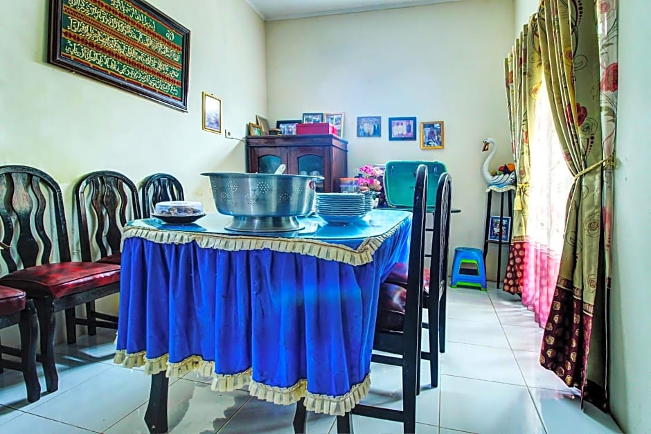 OYO HOMES 91242 Desa Wisata Cibuntu Kuningan Syariah