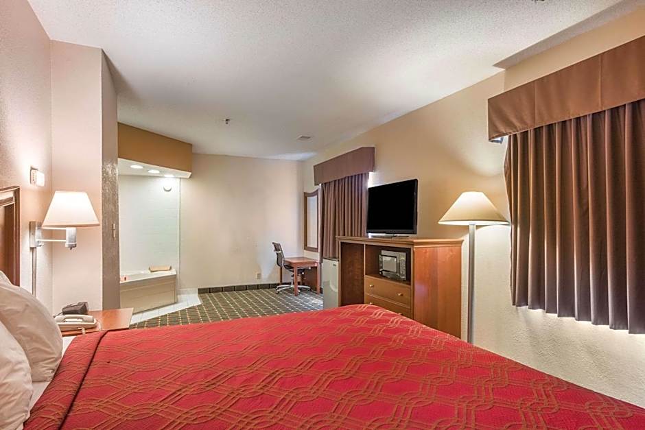 Econo Lodge Inn & Suites Marietta