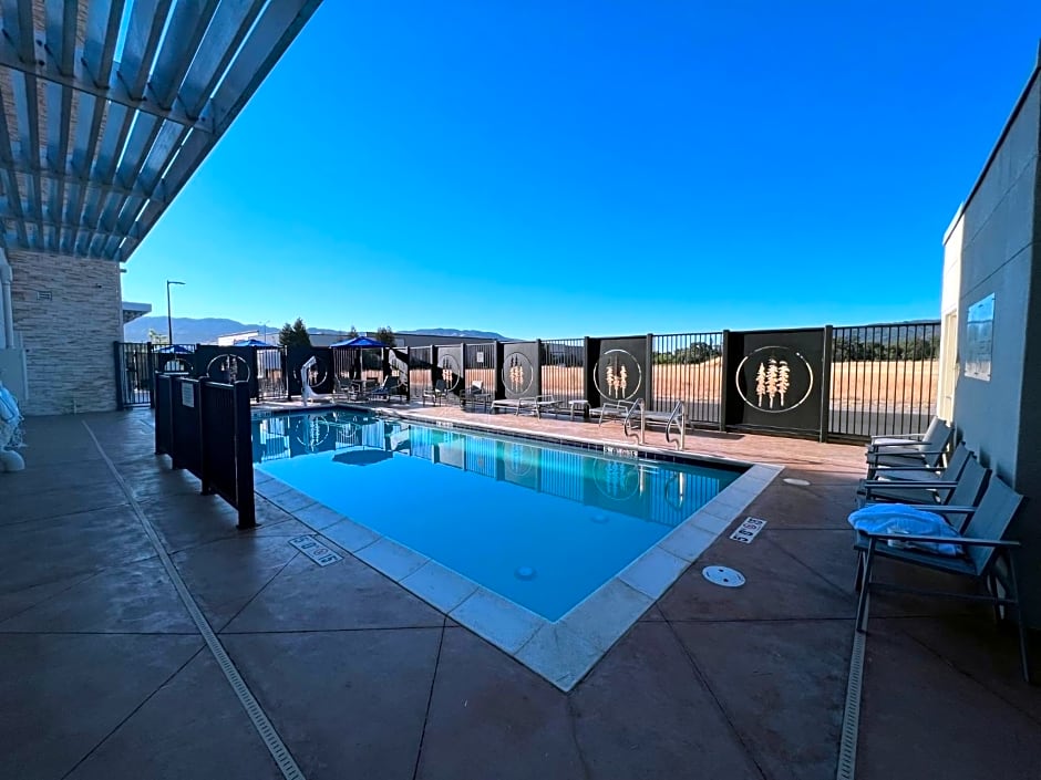 Holiday Inn Express & Suites - Ukiah, an IHG Hotel