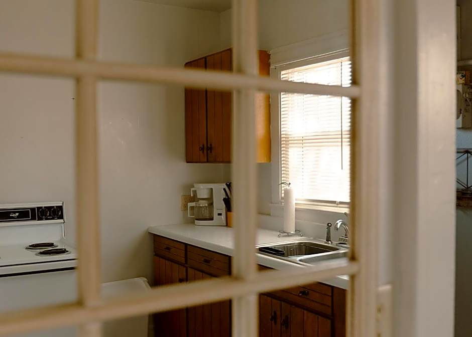 East Side Motel & Cabins