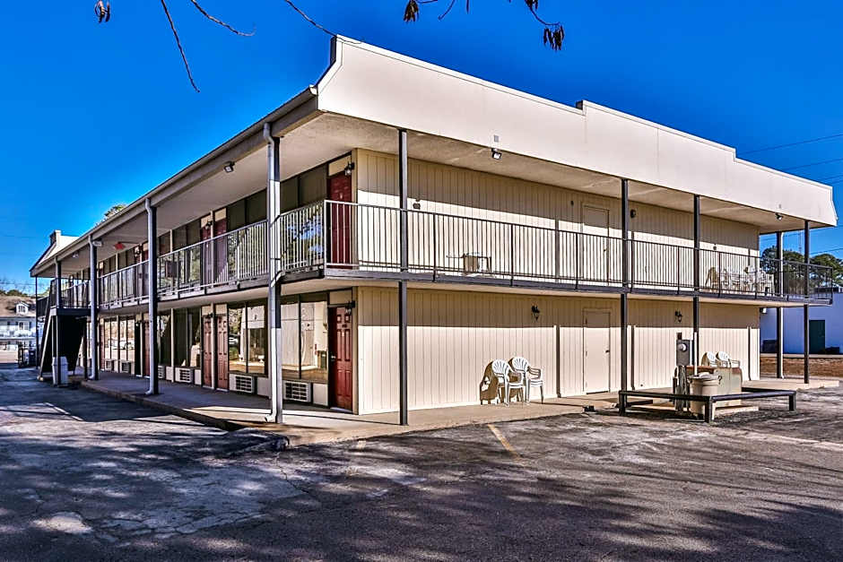 Candlewick Inn and Suites