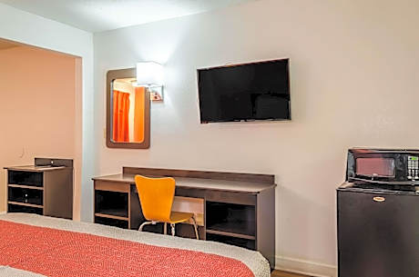 King Room with Roll-in Shower - Disability Access - Non-Smoking