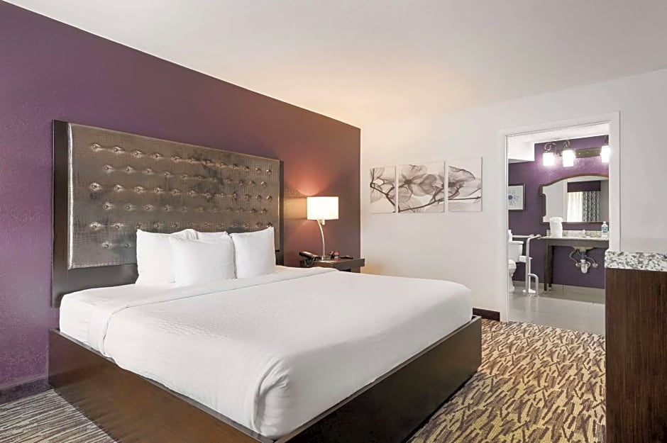 Clarion Inn & Suites Across From Universal Orlando Resort