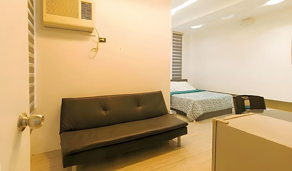 Photo 1 of 2 of Standard 1 Queen Bed with Sofabed, Nonsmoking