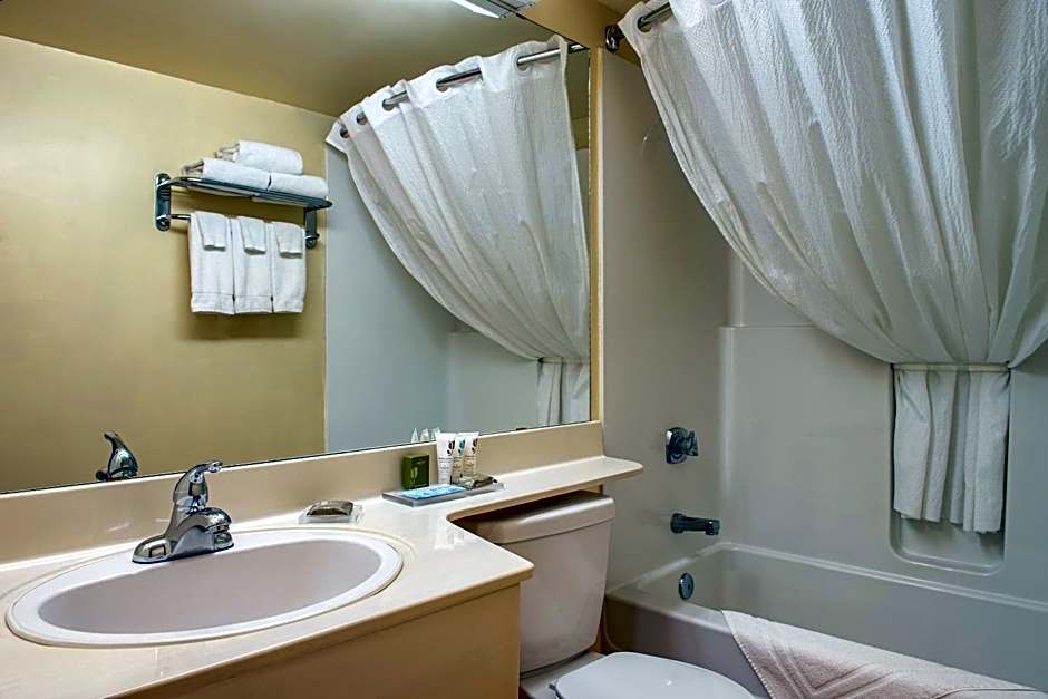 Travelodge Suites by Wyndham Regina - Eastgate Bay