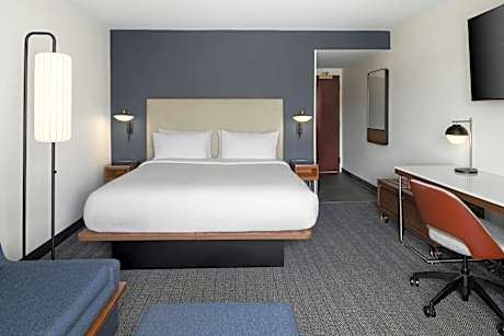 King Room with Adapted Tub - Mobility and Hearing Accessible