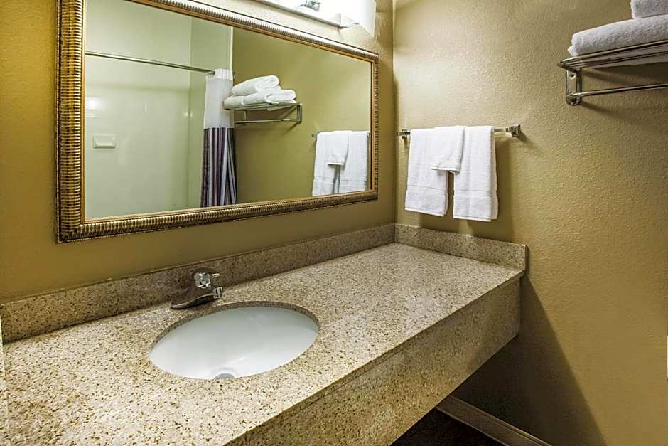 La Quinta Inn & Suites by Wyndham Indianapolis North At Pyramids