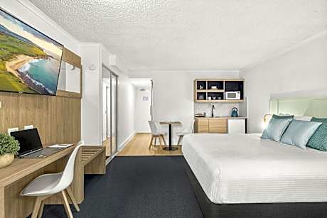 Deluxe King Room with Patio