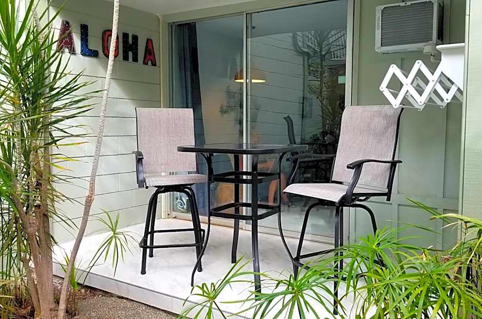 DOWNTOWN Hawaiian Theme Condo with Hot Tub, Pool & Beach - Kona Islander Inn
