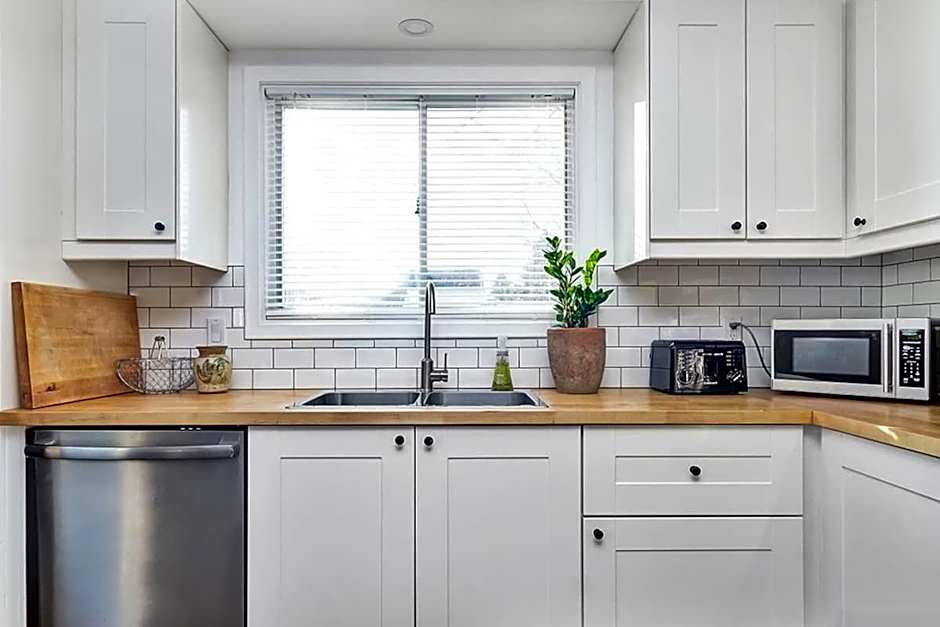 Retro vibe w hot tub piano lounge and vinyls