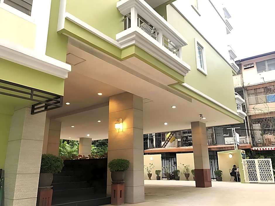 14 Place Sukhumvit Suites