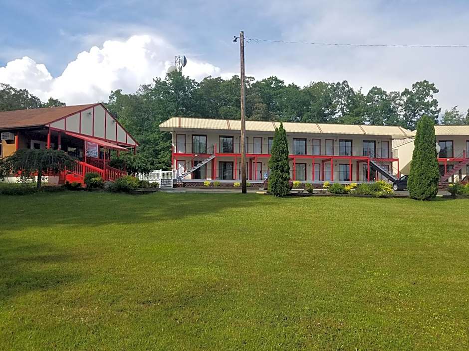 Econo Lodge Inn & Suites near Split Rock and Harmony Lake