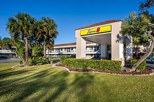 Super 8 by Wyndham Naples