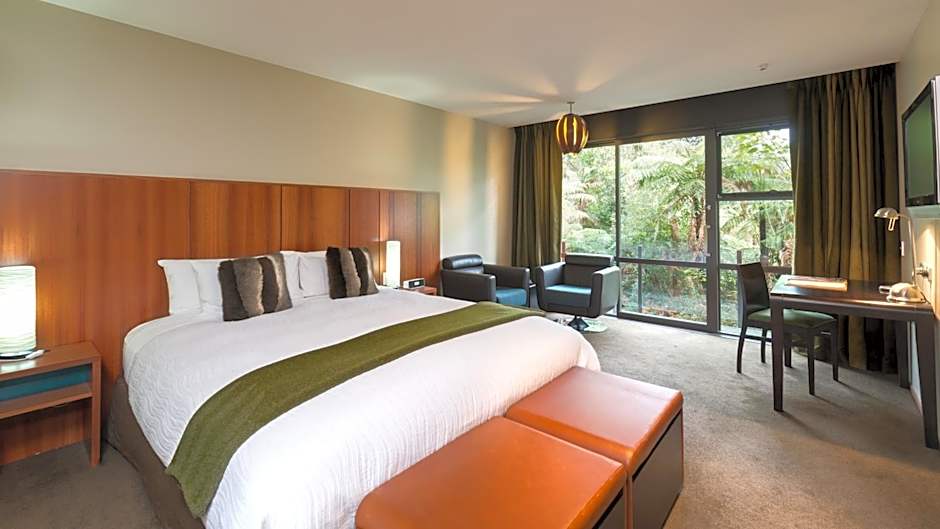 Te Waonui Forest Retreat