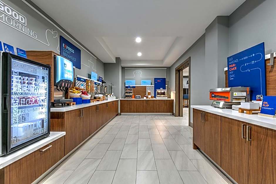 Holiday Inn Express Hotel & Suites Winnie By IHG