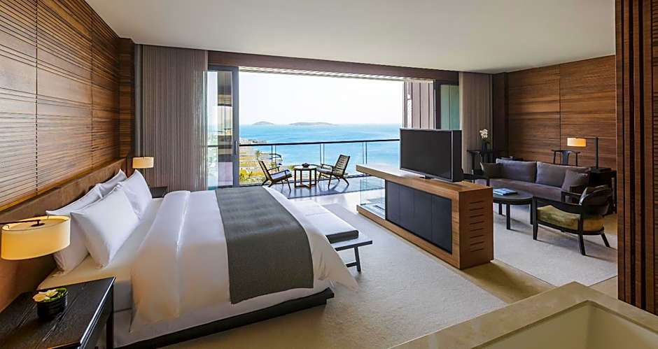 Photo 1 of 6 of Deluxe 1 King Bed Suite, Sea View
