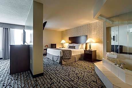 Deluxe King Suite with Jetted Tub and Living Room