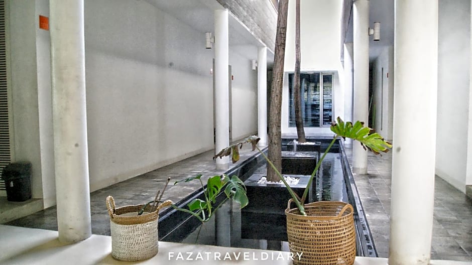 Flat06. Minimalist Residence