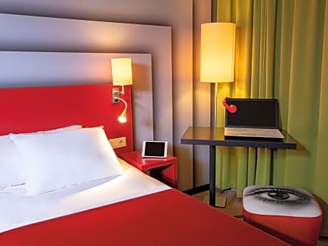 Standard family room with 1 double bed and 2 sofas