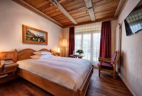 Deluxe Single Room with Queensize Bed and Mountain View