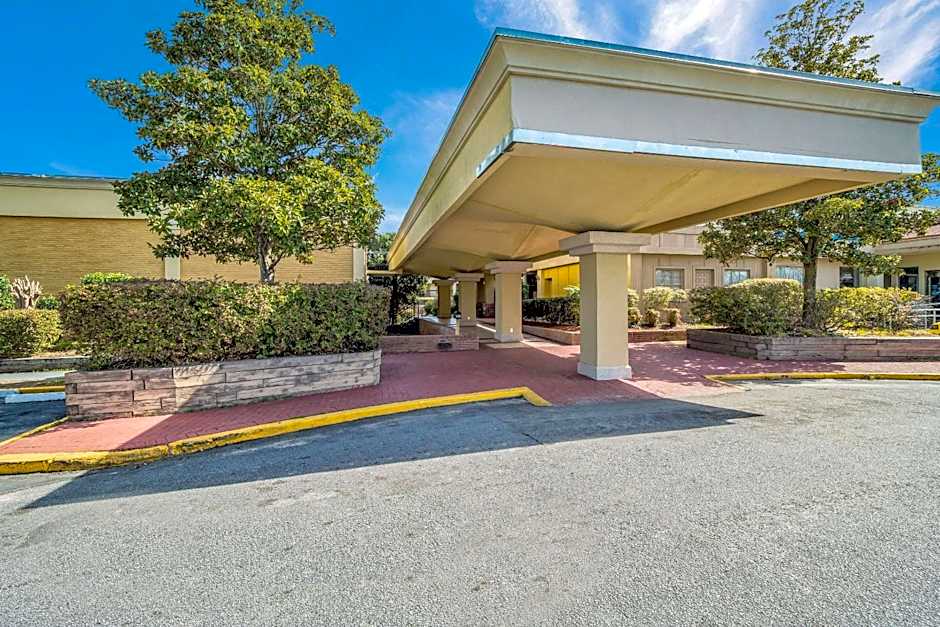 Quality Inn & Suites Conference Center Statesboro Historic District